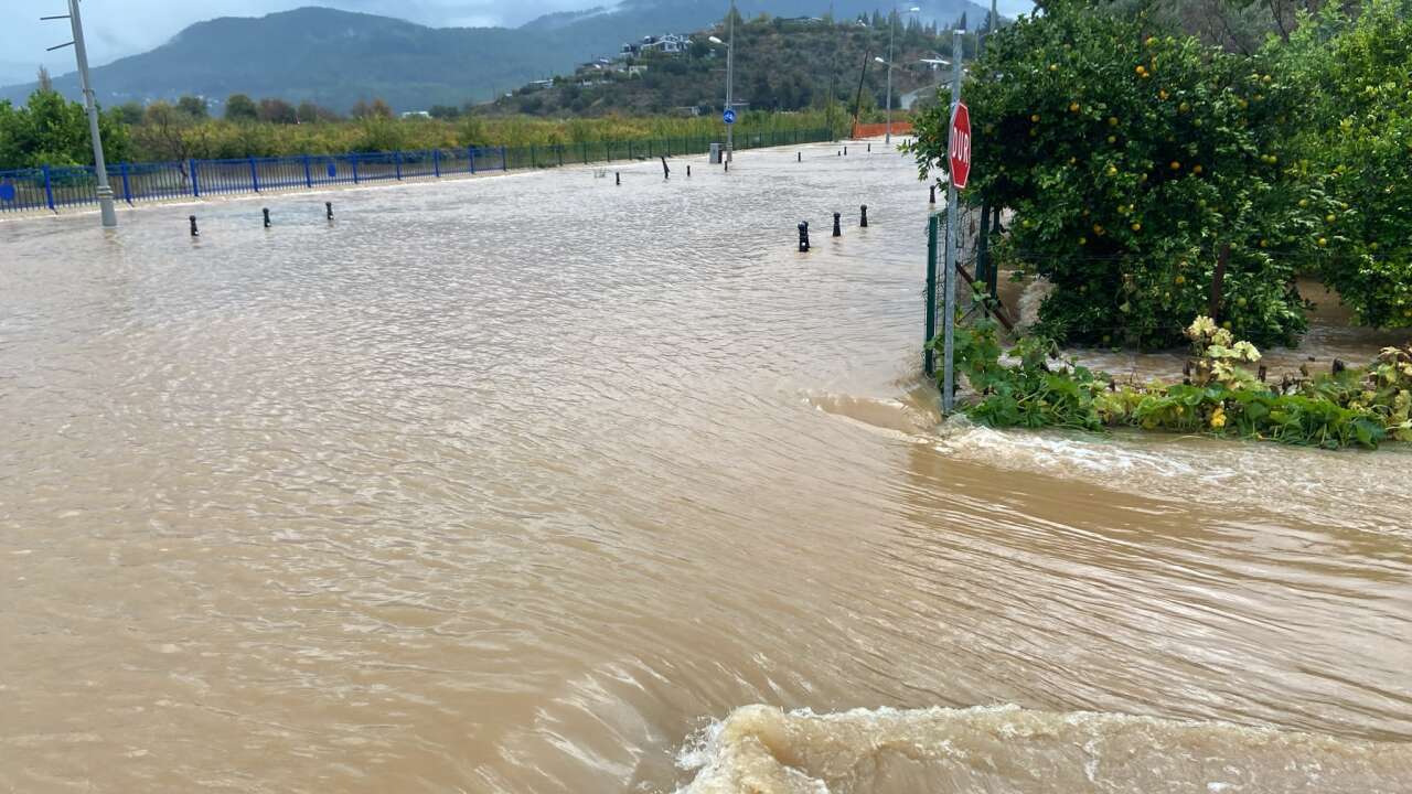 Muğla’da Sel Manzaraları: Deniz Kahverengiye Döndü, Yollar Kapandı 1
