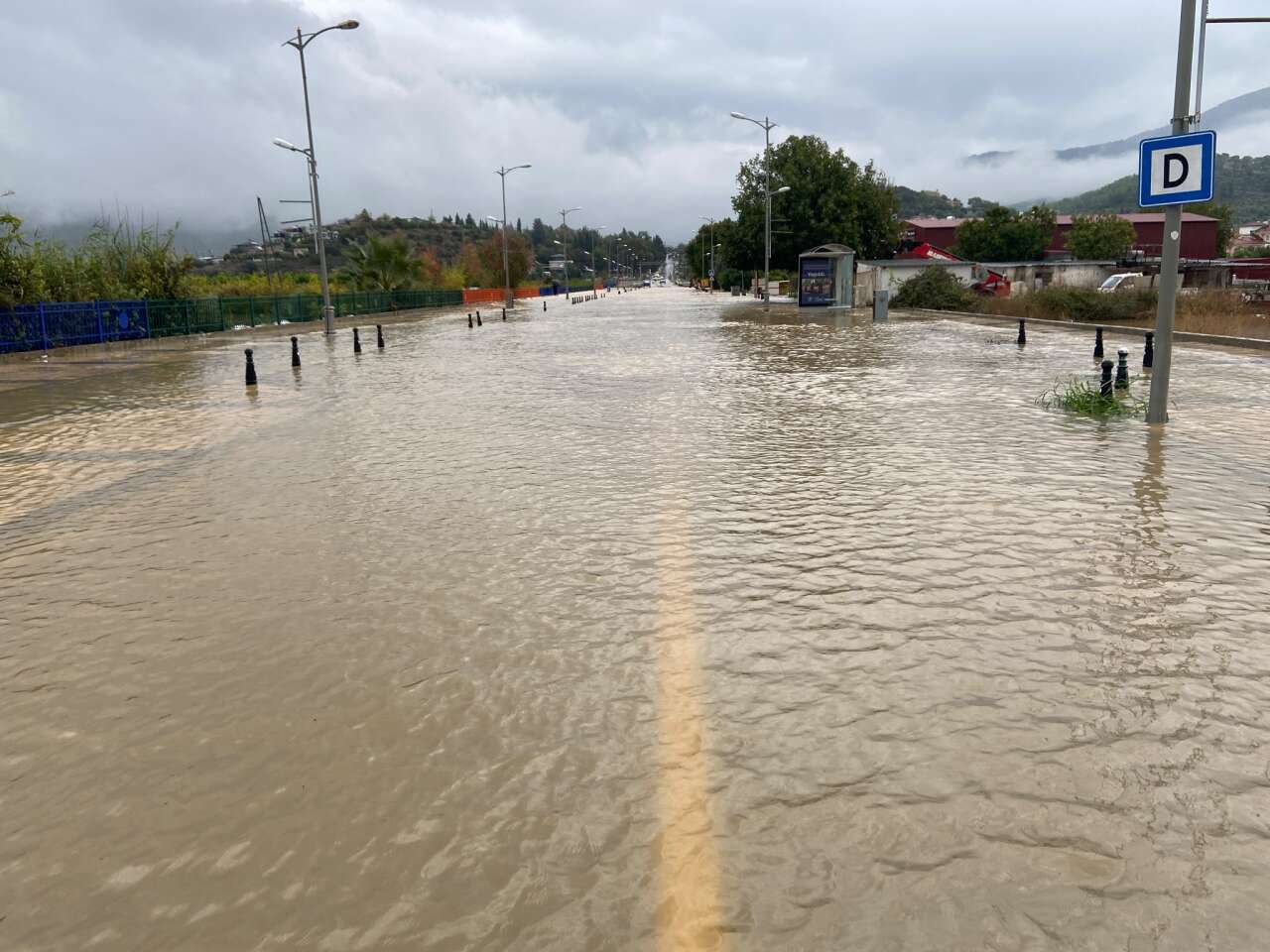 Muğla’da Sel Manzaraları: Deniz Kahverengiye Döndü, Yollar Kapandı 2
