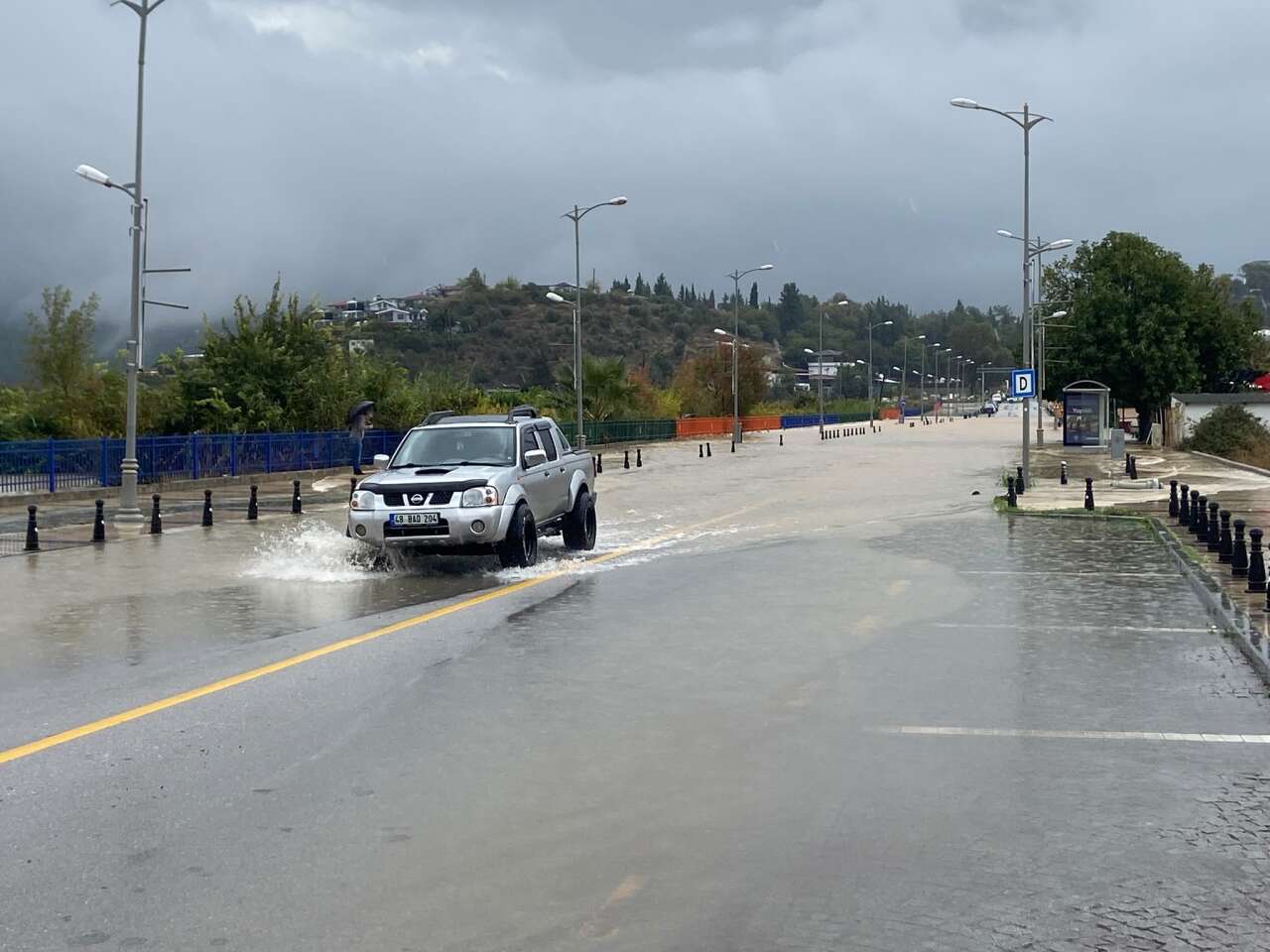 Muğla’da Sel Manzaraları: Deniz Kahverengiye Döndü, Yollar Kapandı 5