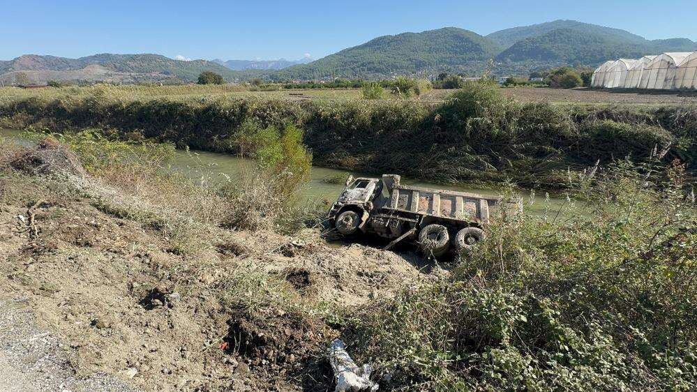 Dalaman’da Taşkın Yaşanan Tersakan Çayı’na Kamyon Devrildi, Sürücü Yaralandı 2