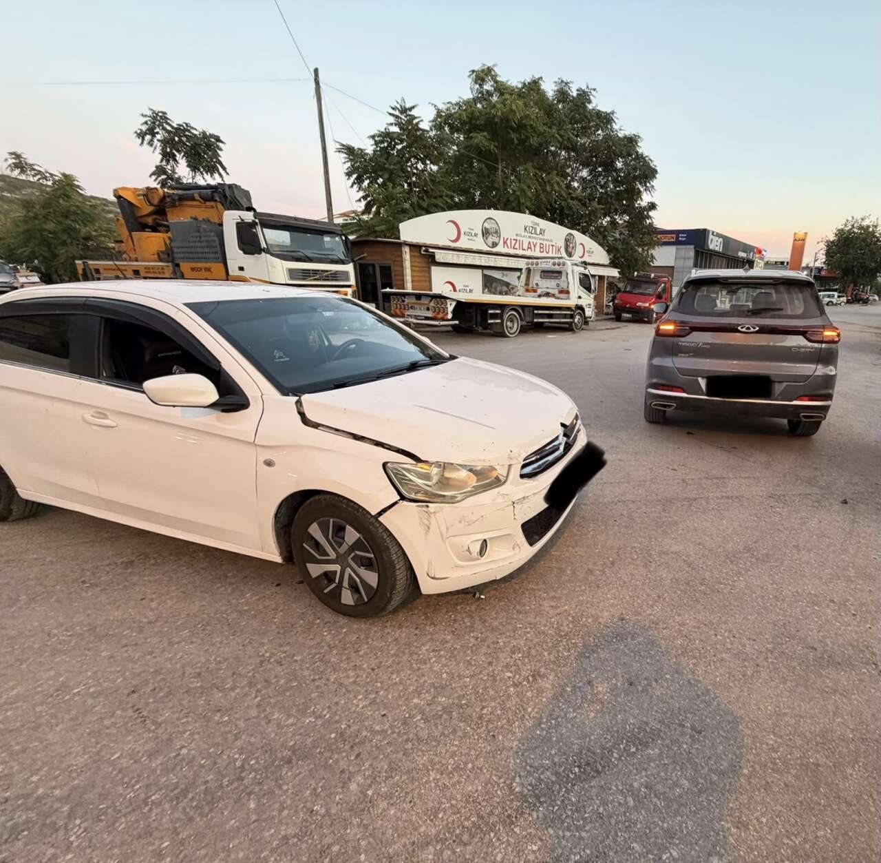 Menteşe’de Sanayi İçinde Kaza: Araçlar Hasar Aldı 1