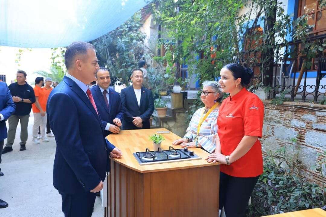 Muğla’nın Yöresel Lezzetleri Ekranlarda: Vali Akbıyık ‘En İyi Ben Pişiririm’ Setini Ziyaret Etti 3