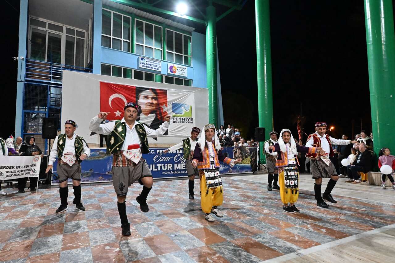Fethiye’de Uluslararası Halk Dansları Festivali Renkli Görüntülere Sahne Oldu 3