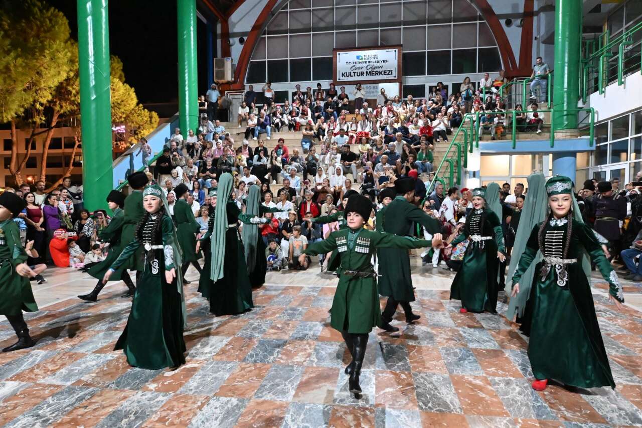 Fethiye’de Uluslararası Halk Dansları Festivali Renkli Görüntülere Sahne Oldu 2
