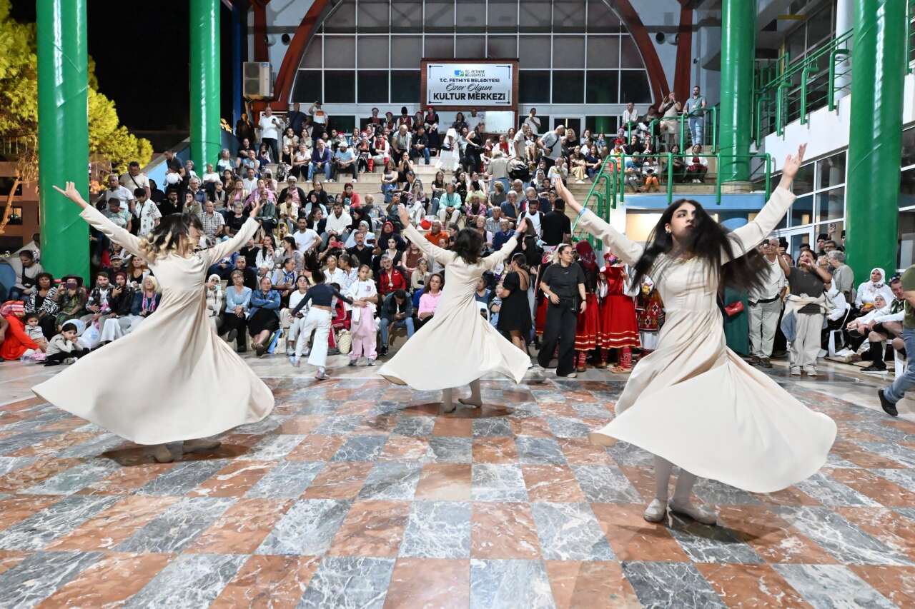 Fethiye’de Uluslararası Halk Dansları Festivali Renkli Görüntülere Sahne Oldu 1