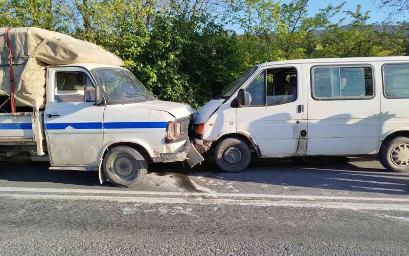 İki Otomobil Kafa Kafaya Çarpıştı: 1 Yaralı