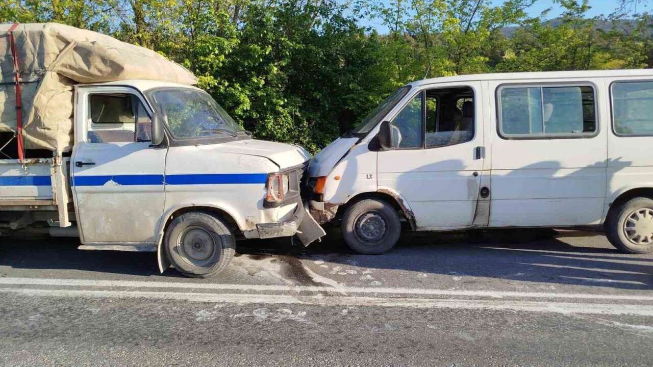 İki Araç Kafa Kafaya Çarpıştı, 1 Yaralı