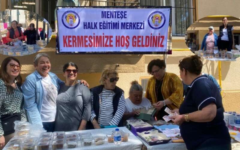 Menteşe’de El Emeği Göz Nuru Kermes: Kursiyerlerin Yıl Boyu Hazırladığı Ürünler Görücüye Çıktı