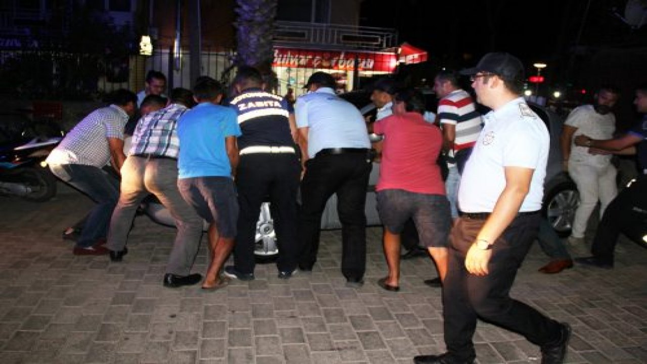 Vatandaşlar el birliğiyle ambulansa yol açtı