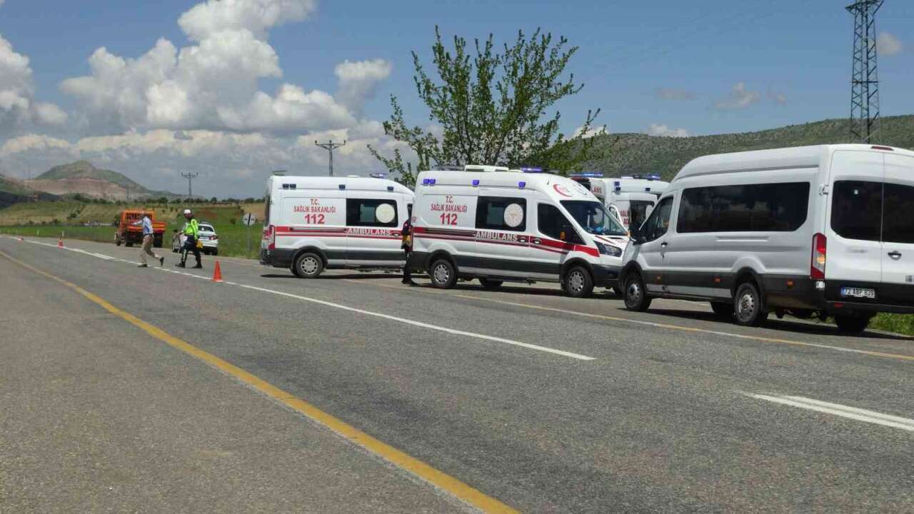 İki Otomobil Çarpıştı: 9 Yaralı Var