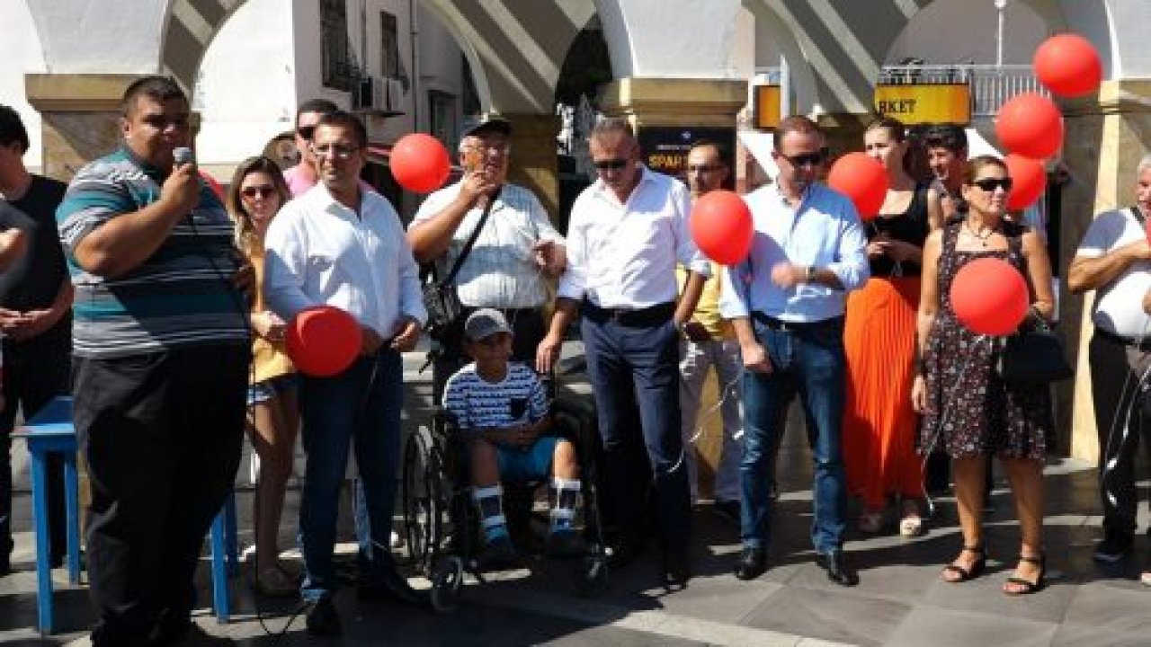 Umuda balon uçurdular