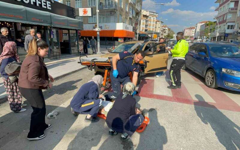 Otomobil ile Motosiklet Çarpıştı: Kadın Sürücü Hastanelik Oldu