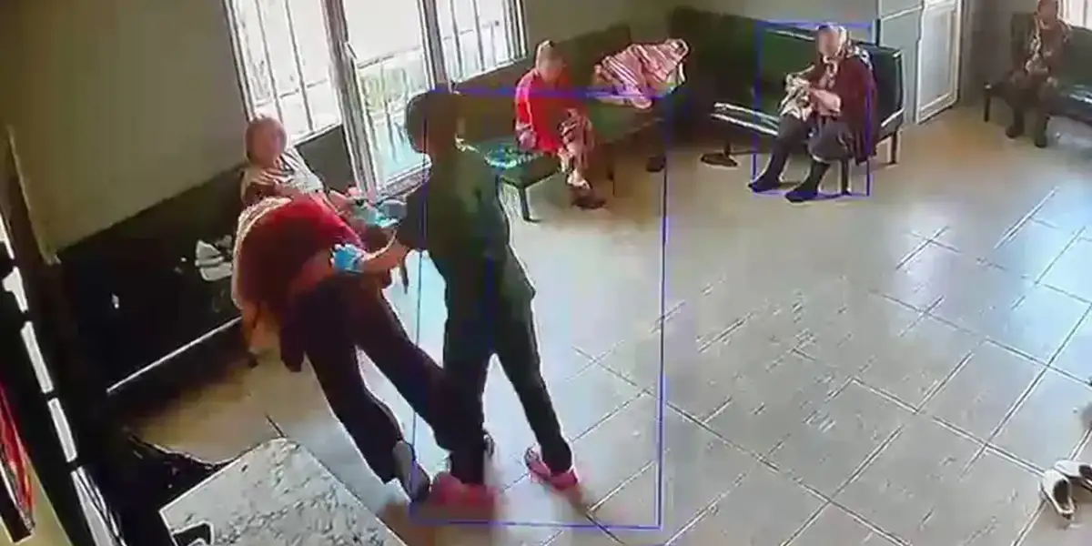 Huzurevinde Korkutan Şiddet: Görüntüler Ortaya Çıktı, Vurup Yere Serdi, Yüzüne Tükürdü