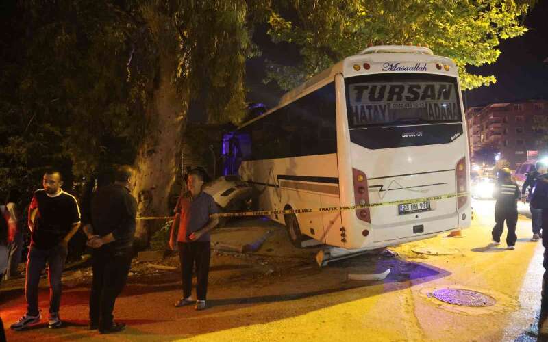 Alkollü Sürücünün Kullandığı Minibüs İş Yerine Daldı: Ortalık Savaş Alanına Döndü