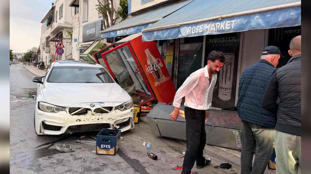 Muğla’da Korkutan Kaza: Otomobil Marketin Camlarına Çarptı