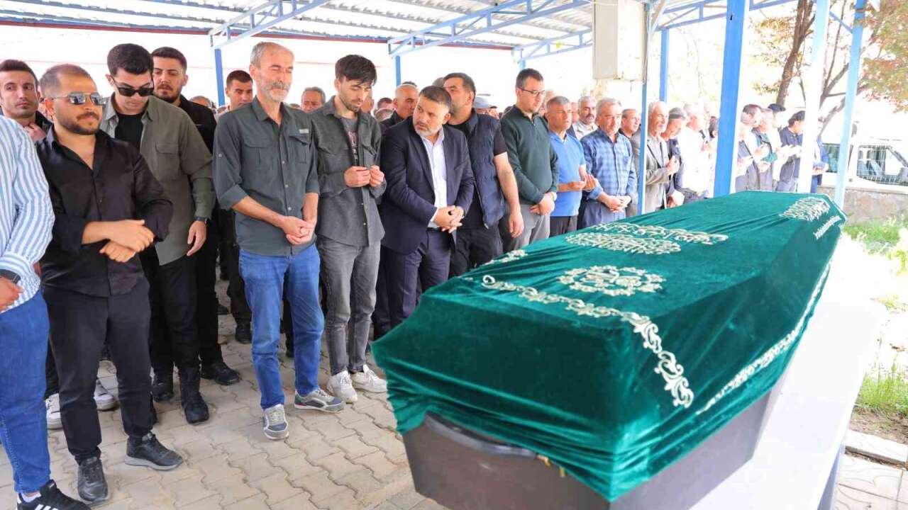 Cinayete Kurban Giden Kübra Yapıcı Gözyaşlarıyla Defnedildi
