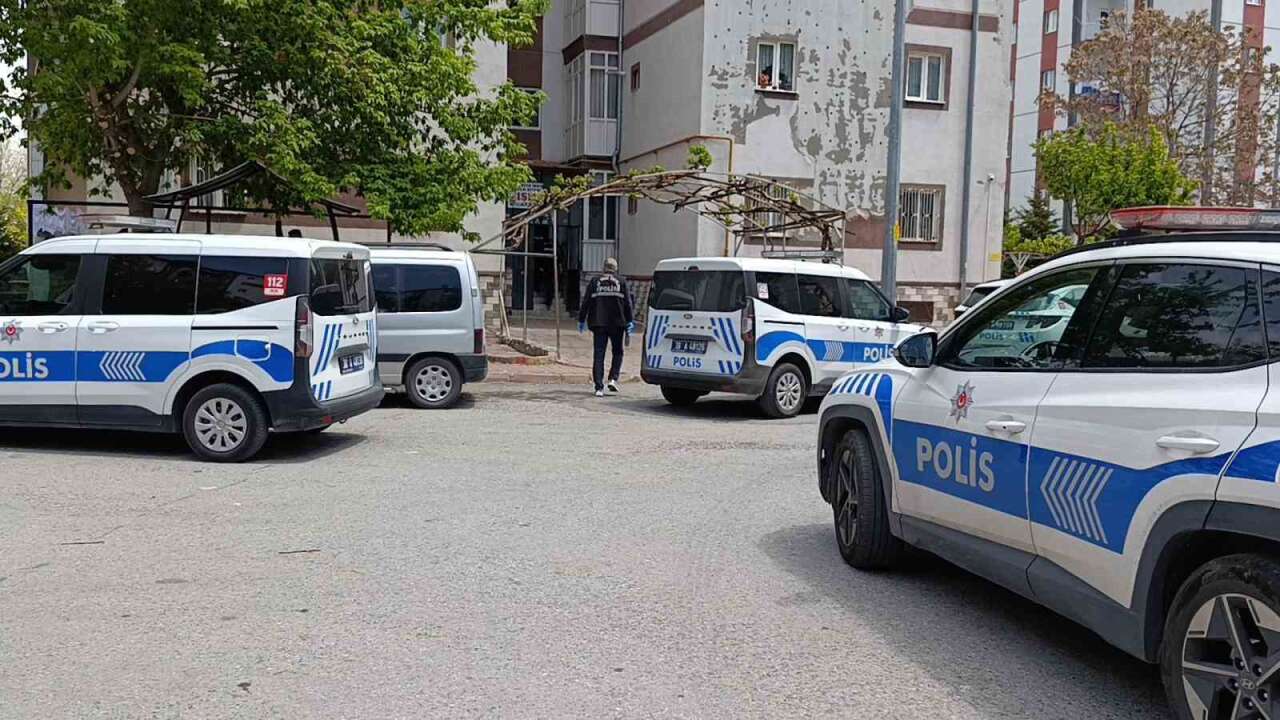 Evinde Silahla Vurulmuş Halde Bulundu