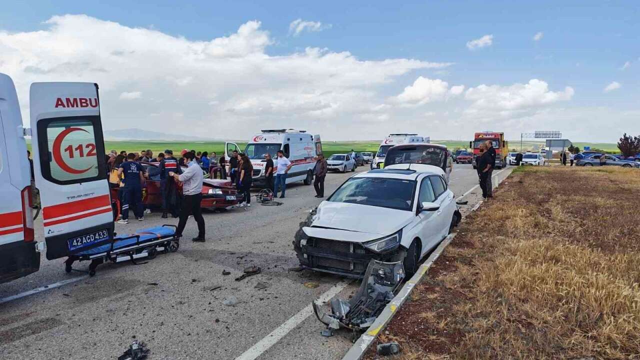 Kavşakta Kaza: 2 Otomobil Çarpıştı, 5 Kişi Yaralandı