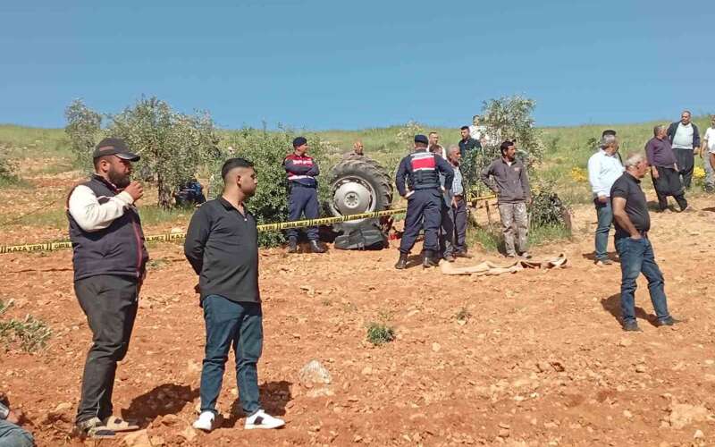 Fıstık Tarlasında Çalışırken Devrilen Traktör Çiftçiye Mezar Oldu