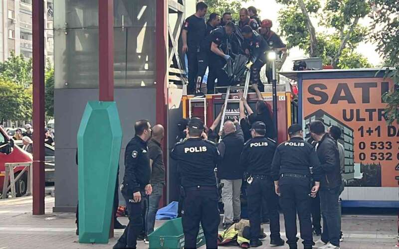 Asansör ile Duvar Arasında Sıkışan Genç Hayatını Kaybetti