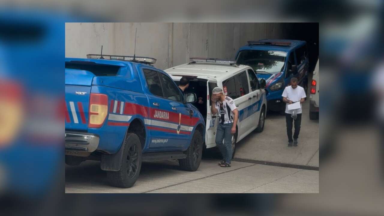 Bindiği Takside Şöförü Rehin Aldı, Polise Ateş Etti