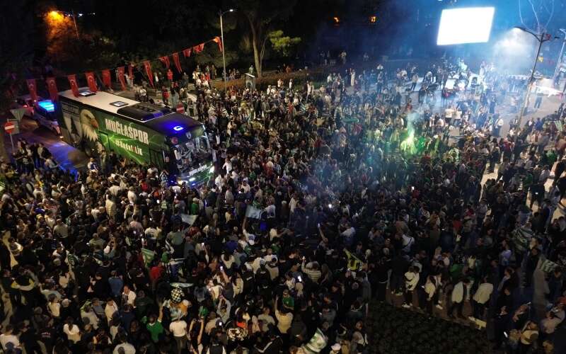 Muğla’da Tarihi Karşılama: Muğlaspor Kente 1. Lig Zaferiyle Döndü