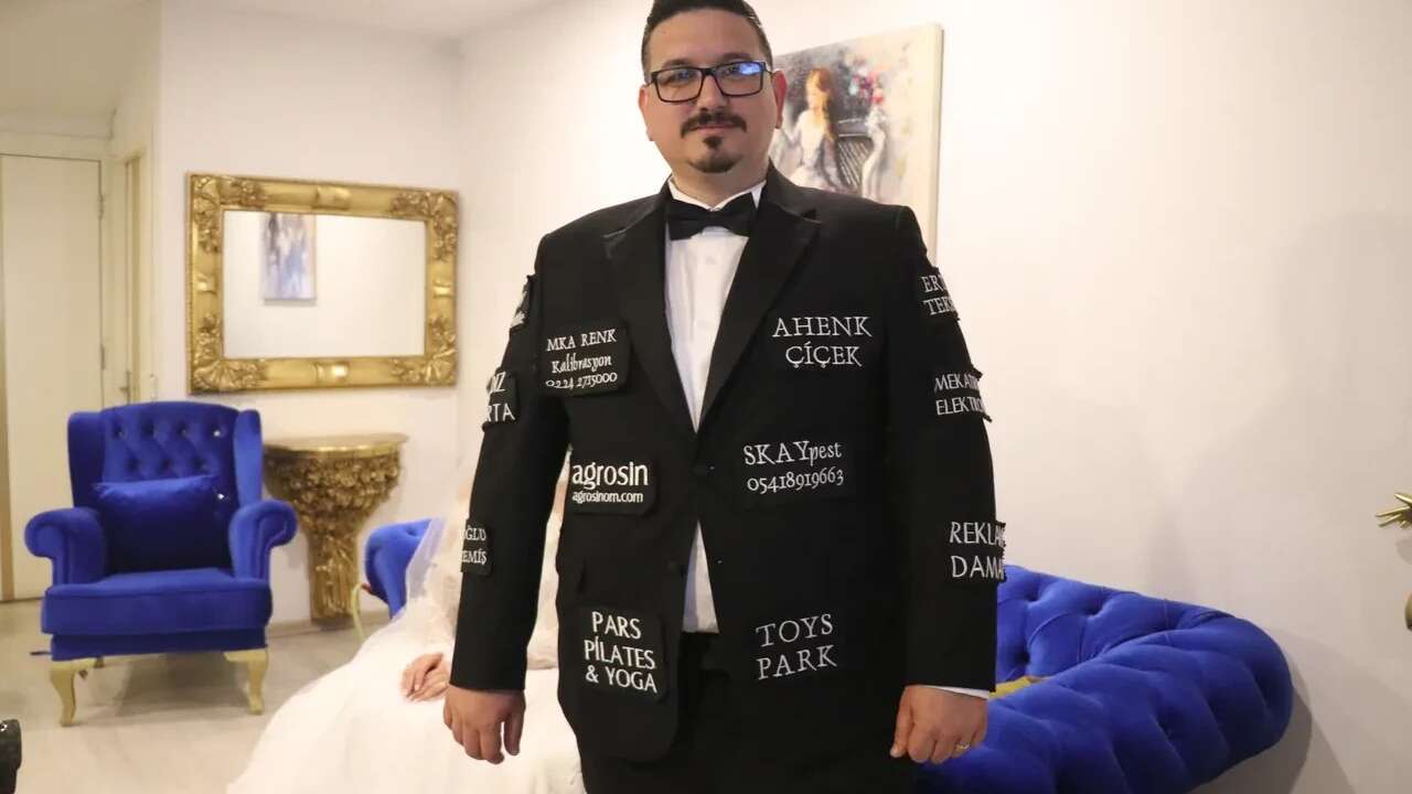 Yürüyen Reklam Panosu: Düğün Masrafını Düşürmek İçin Damatlığına Sponsor Doldurdu
