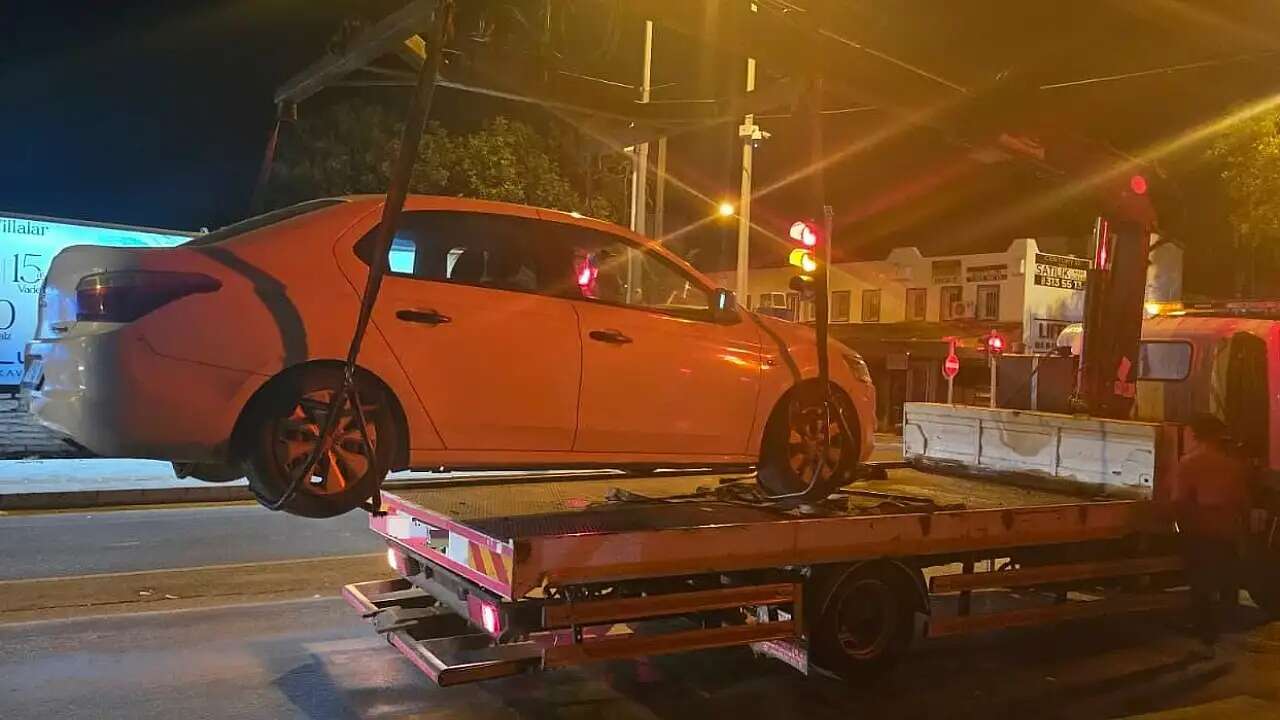 Muğla'da Film Gibi Kaçış “Dur” İhtarına Uymayan Şahıslar Polisi Peşine Taktı: Araca 200 Bin TL Ceza