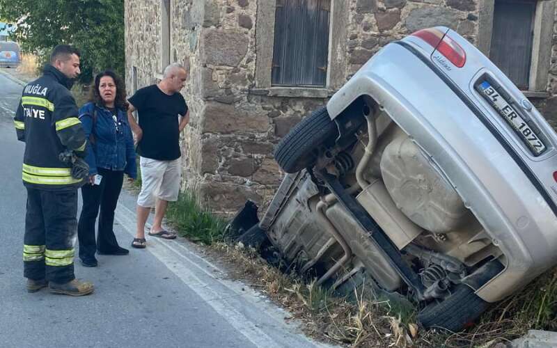 Bodrum’da Tek Taraflı Kaza: Fiat Albea Yol Kenarındaki Binaya Çarptı