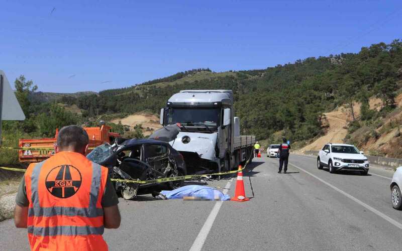 Mermer Yüklü Tırla Kafa Kafaya Çarpıştı: Karı-Koca Hayatını Kaybetti