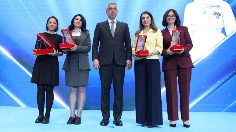 Bodrumlu Ebe Özlem Mersin’e Bakan Memişoğlu’ndan Ödül