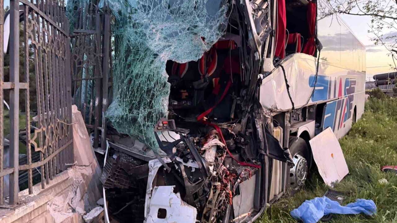 Yolcu Otobüsü Tıra Çarptı: Şoför Hayatını Kaybetti, 8 Yolcu Yaralandı