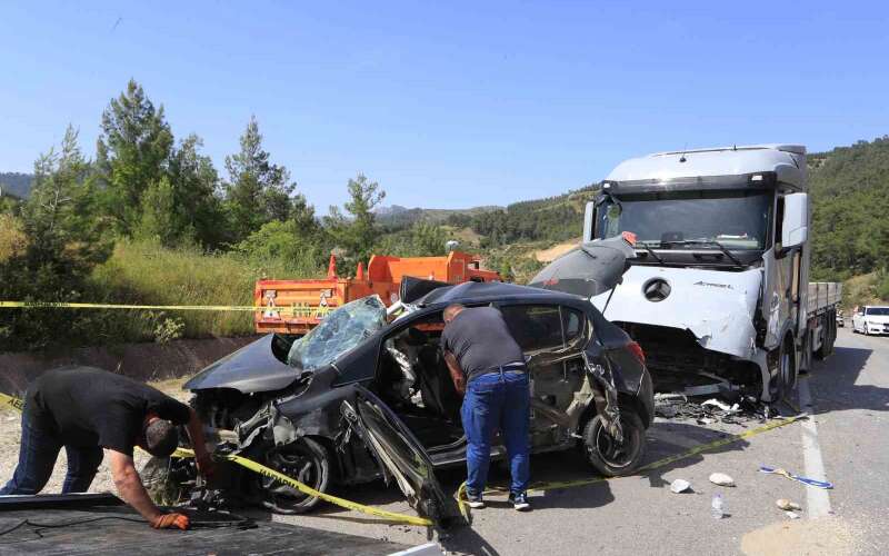 Kanser Tedavisinden Dönen Karı-Koca Tırla Çarpışmada Hayatını Kaybetti
