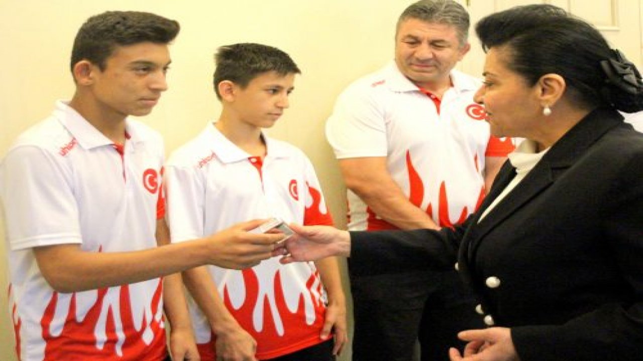 Vali Civelek, Balkan şampiyonlarını ödüllendirdi