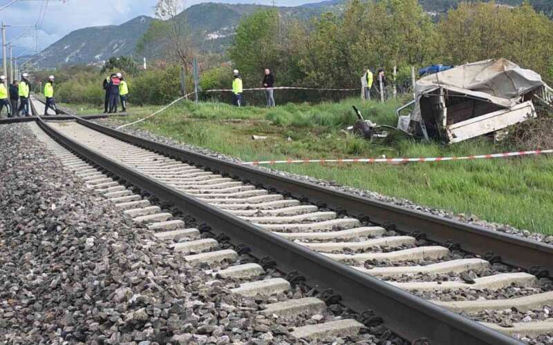 Trenin Çarptığı Kamyonet Sürücüsü Hayatını Kaybetti