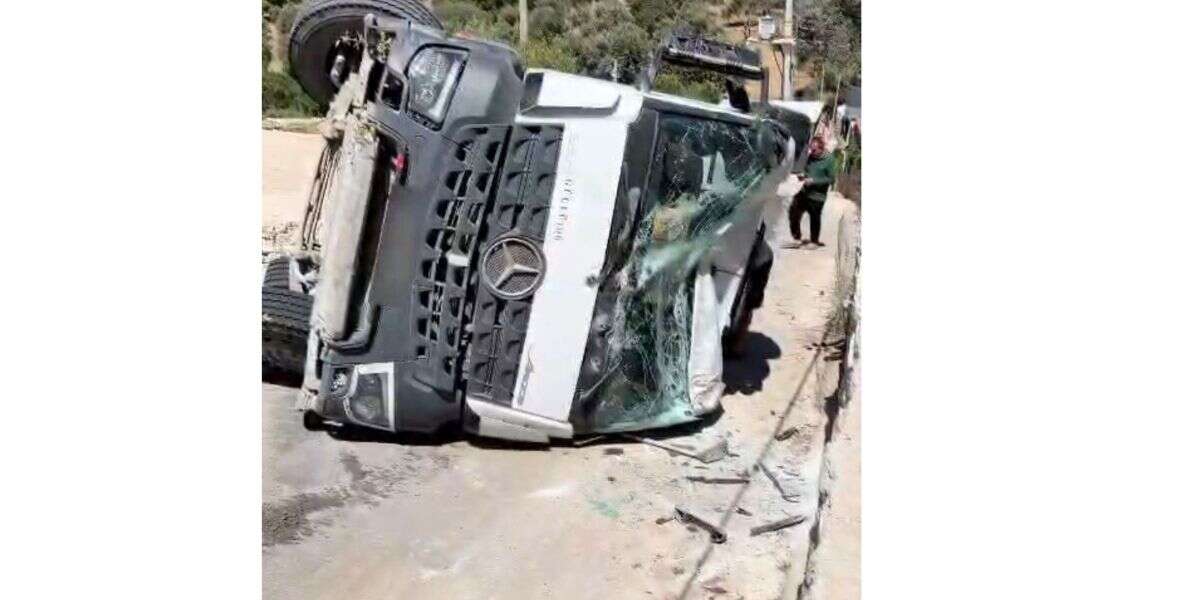 Muğla’da Beton Mikseri Devrildi: Elektrik Direğini Devirip Eve Çarptı