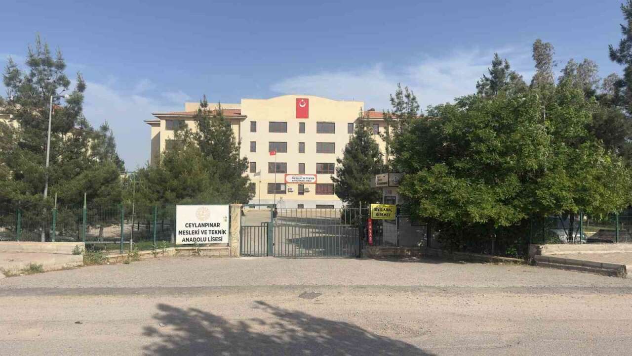 14 Yaşındaki Lise Öğrenci Okulun Bahçesinde Top Oynarken Kalp Krizi Geçirdi: Hayatını Kaybetti