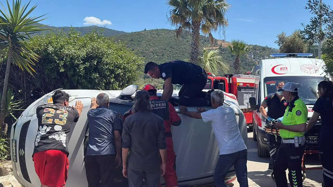 Muğla’da Feci Kaza: Taş Duvara Çarpan Otomobilde Sürücü Sıkıştı
