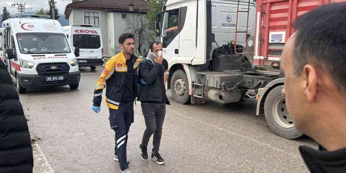 İki Servis Minibüsü Çarpıştı: Çok Sayıda Yaralı Var
