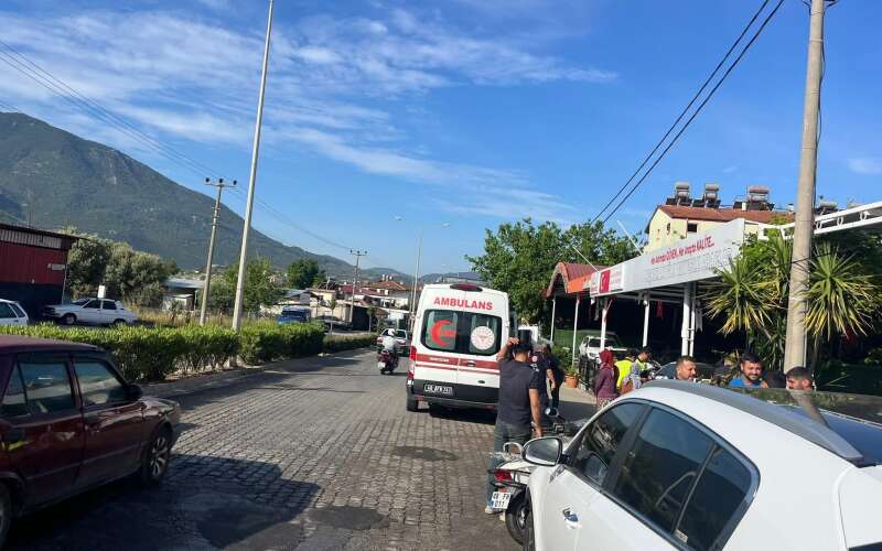 Fethiye’de Kontrolden Çıkan Motosiklet Kaza Yaptı: Sürücünün Ayağı Kırıldı