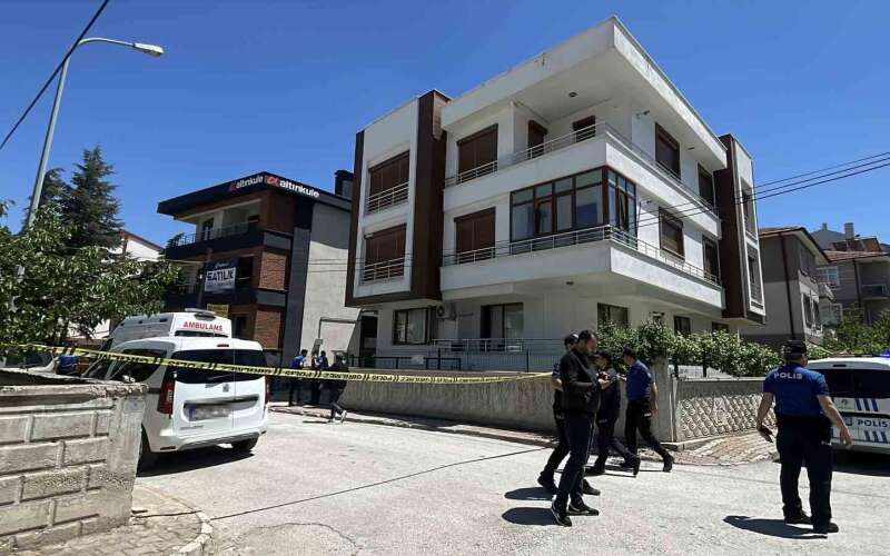 Anne ve Babasını Öld*rüp Kaçtı, Yakın Sokakta Yakalandı