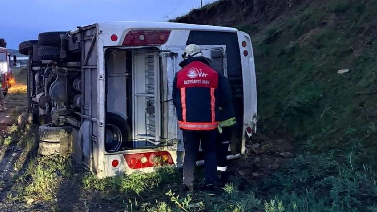 Emniyet Personelini Taşıyan Midibüs Devrildi: 4 Yaralı