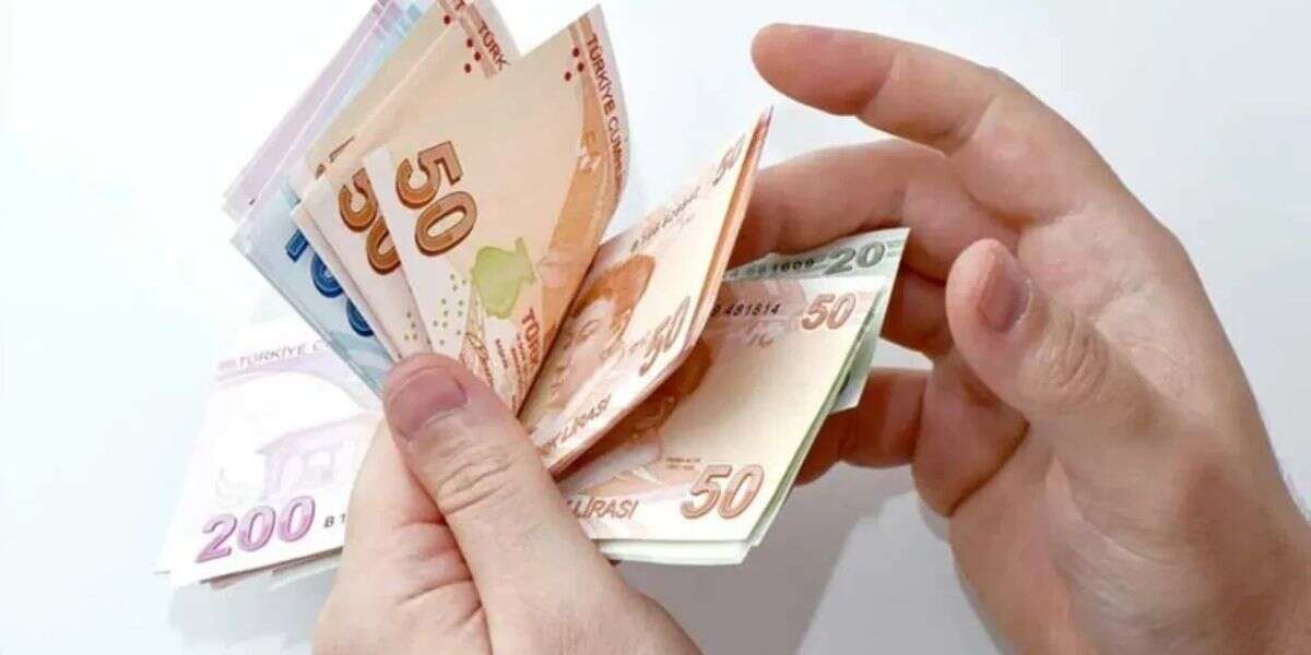 Emeklilere Çifte Bayram: İkramiye ve Maaşlar Bugün Hesaba Yatıyor