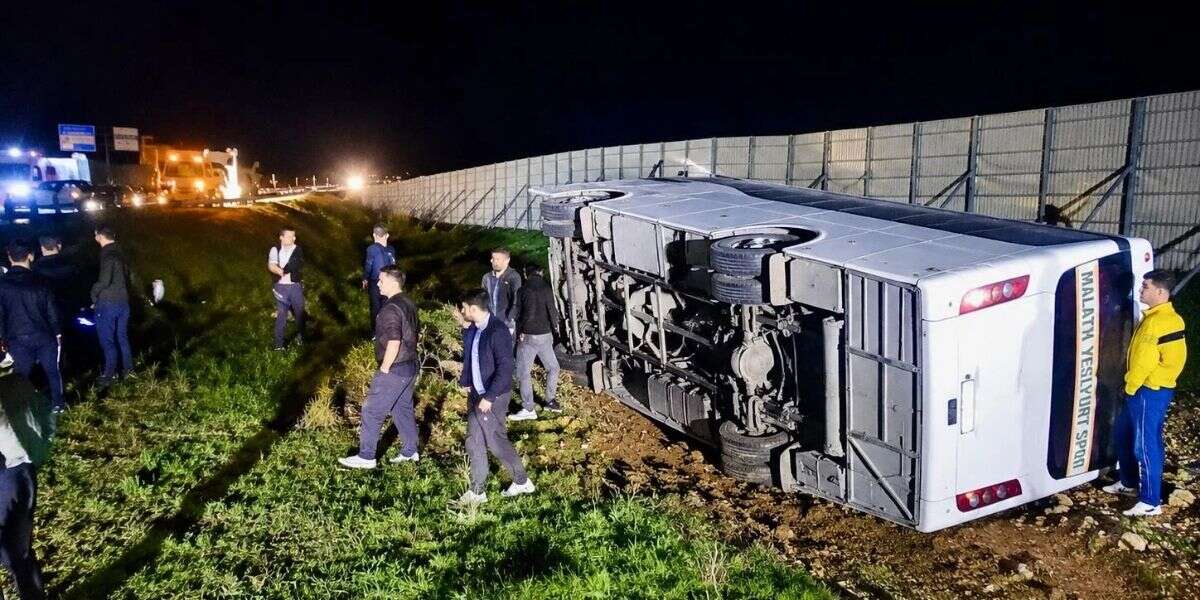 Maç Dönüşü Can Pazarı: Midibüs Devrildi, Çok Sayıda Yaralı Var