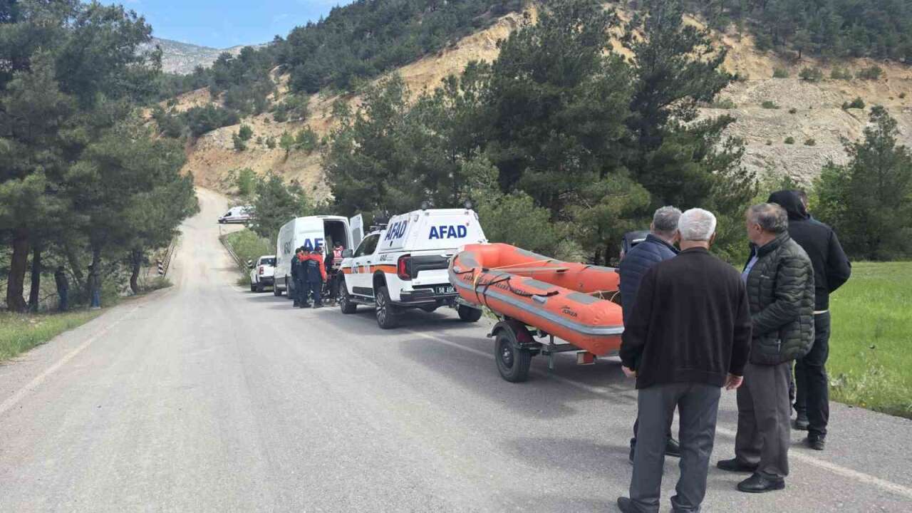 Trafik Kazasında Bir Kişi Korkuyla Kendini Çaya Attı Kayboldu: AFAD Ekiplerinin Arama Çalışmaları Sürüyor, 1 Ölü