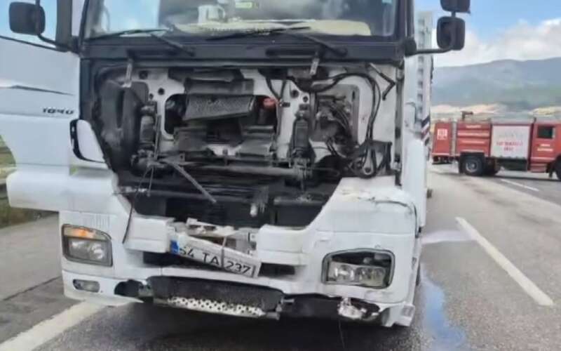 Tırın Çarptığı Hafif Ticari Araç Hurdaya Döndü: 2 Kişi Hayatını Kaybetti