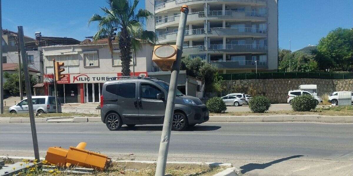 Muğla’da Dev Tır Trafik Lambalarını Devirdi