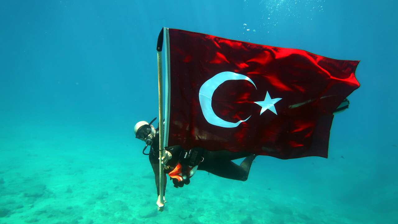 19 Mayıs Coşkusu Fethiye’de Su Altında Yaşatıldı: Dalgıçlardan Türk Bayraklı Gösteri