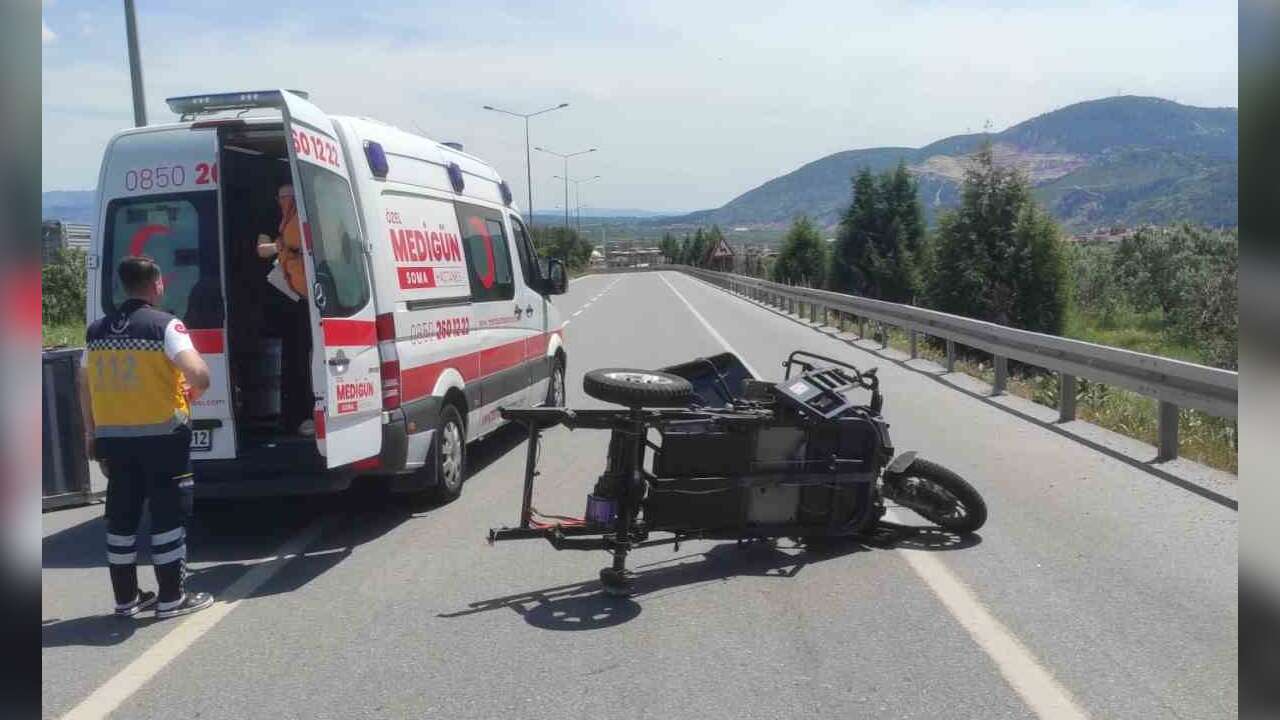 Tır ile Elektrikli Motosiklet Çarpıştı: 1 Ölü, 3 Yaralı
