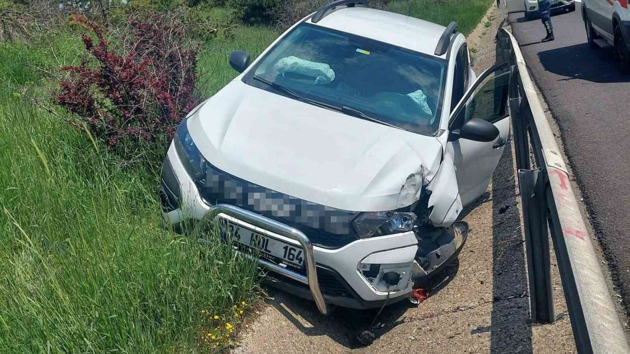 Otoyol’da Direksiyon Başında Uyuduğu İddia Edilen Sürücü Bariyerlere Çarptı